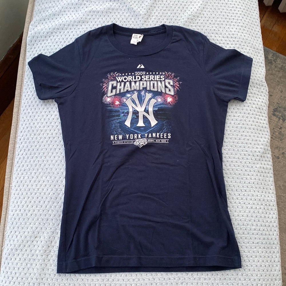 Women’s Size M 2009 Yankees World Series Tee